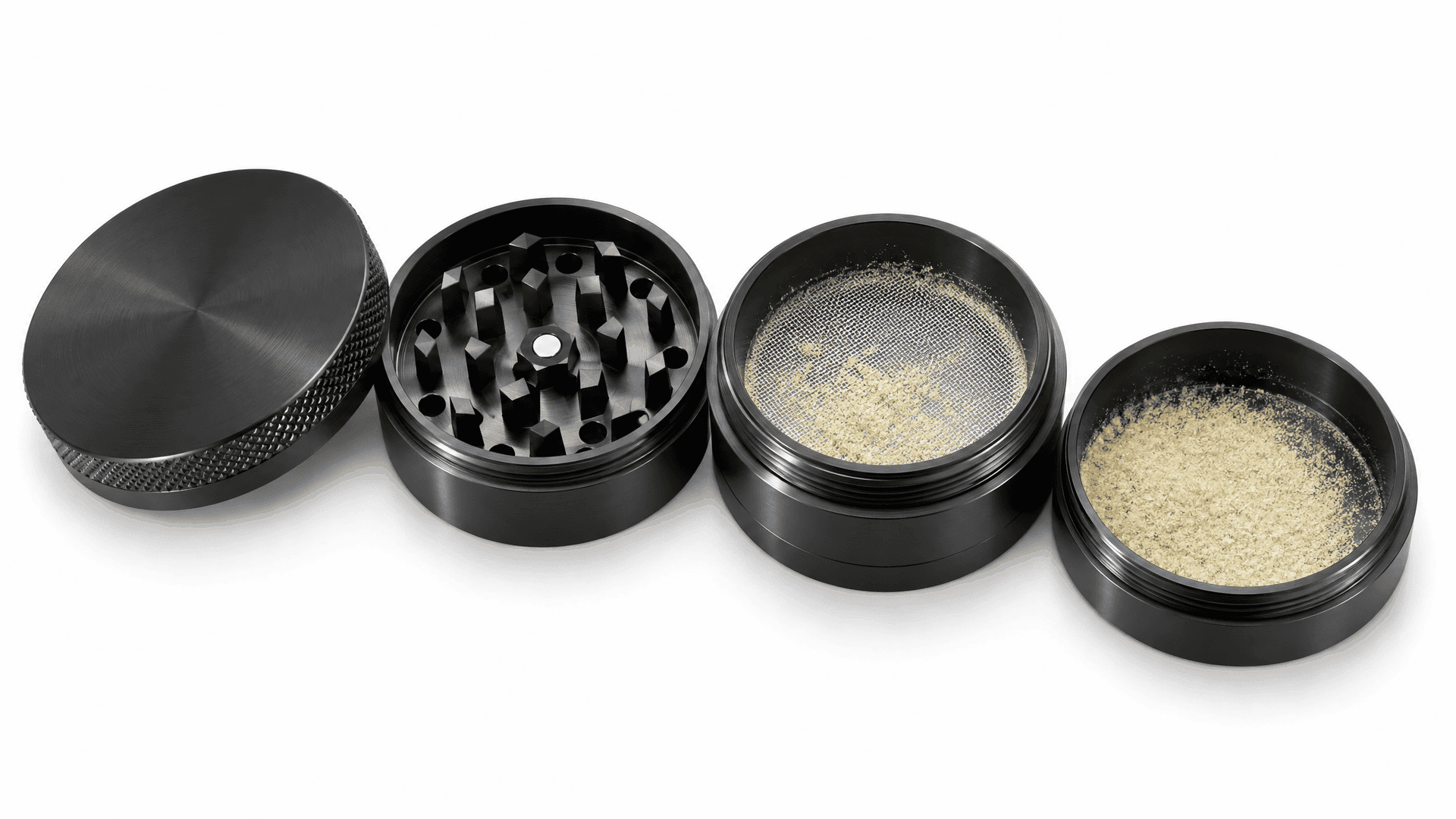 Pollensieb und Kief im Grinder – zerlegter 4-teiliger Aluminium-Grinder mit Mahlkammer, Sieb und gefüllter Pollenkammer